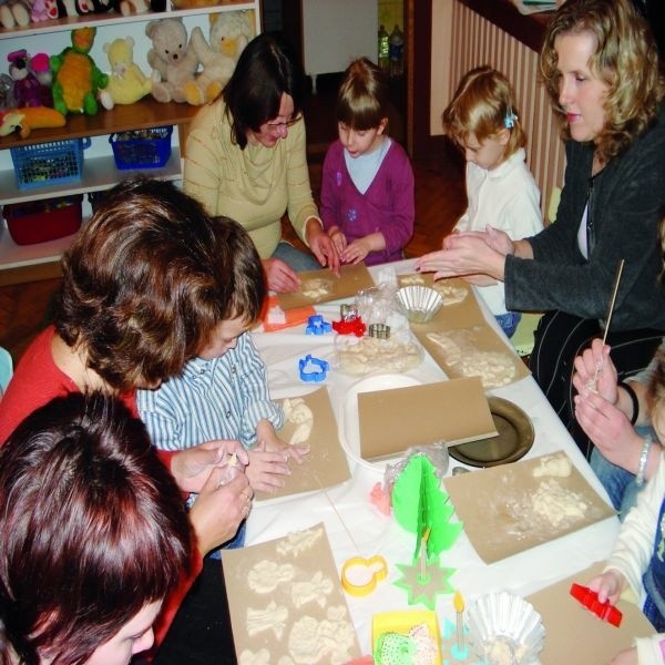 W Mikołajki rodzice razem z dziećmi robili ozdoby świąteczne podczas specjalnie zorganizowanych warsztatów.