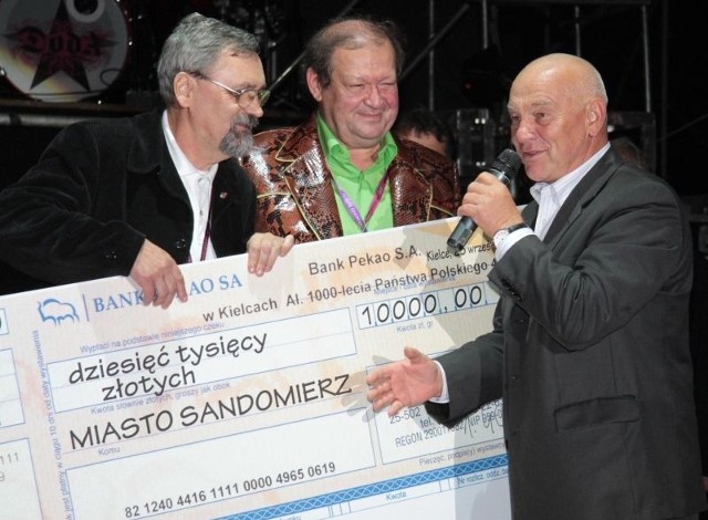 Henryk Michałkiewicz i Jerzy Waldemar Lichacz wręczają burmistrzowi Sandomierza czek na 10 tysięcy złotych.