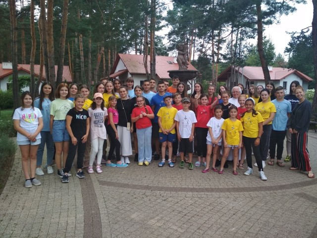 Łącznie z tegorocznej akcji wakacyjnej skorzystało ponad 250 dzieci z terenu Diecezji Sandomierskiej. Wsparciem objęto także dzieci z Ukrainy. Więcej na kolejnych zdjęciach.