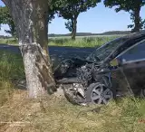 Śmiertelny wypadek na lokalnej drodze. Ford uderzył w przydrożne drzewo, nie żyje 44-latek