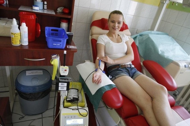 Magdalena Sapok oddała dziś krew w mobilnym punkcie centrum krwiodawstwa na pl. Wolności w Opolu.