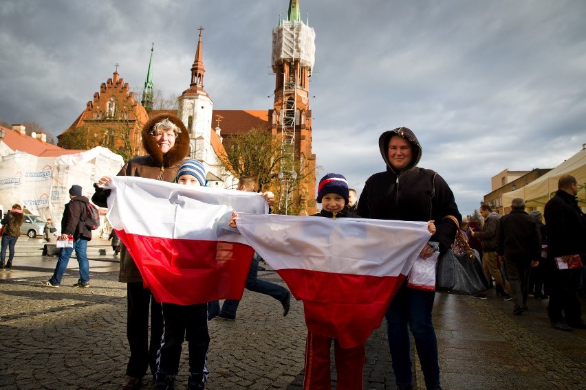 Rynek Kościuszki. Magistrat rozdawał flagi za darmo. Tłumy walczyły (zdjęcia, wideo)