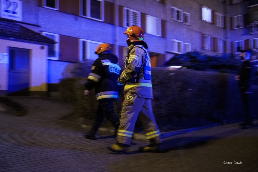 Tarnów. Tragedia przy ul. Promiennej w Tarnowie. Z mieszkania, w którym wybuchł pożar, wyskoczył 36-latek. Mężczyzna zmarł [ZDJĘCIA]