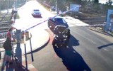 Quad i auto utknęły na przejeździe kolejowym w Lesznie. Nagranie z kamery PKP trafiło na policję