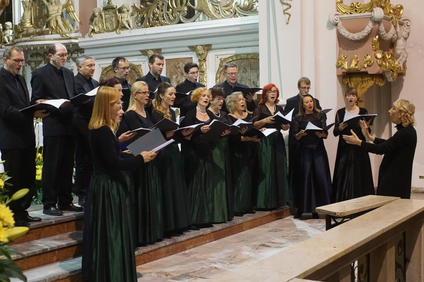 Podczas koncertów finałowych Festiwalu  Muzyki Pasyjnej i...