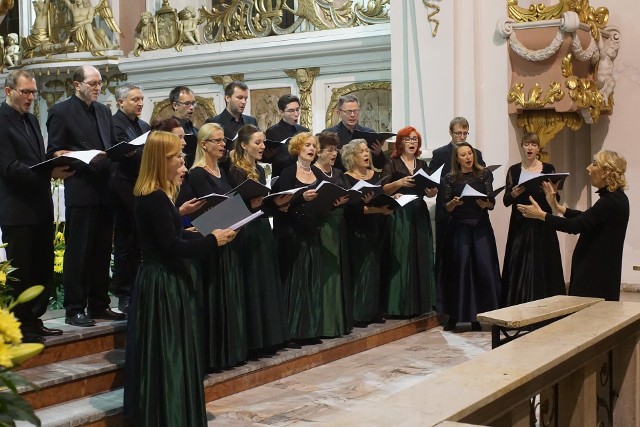 Podczas koncertów finałowych Festiwalu  Muzyki Pasyjnej i Paschalnej  usłyszymy chór Collegium Cantorum pod batutą Małgorzaty Kwaśnik-Chmielewskiej.