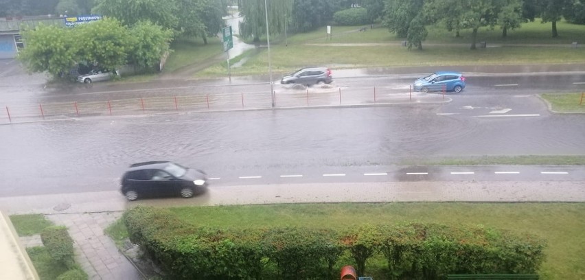 Krajobraz po ulewie w Białymstoku i woj. podlaskim. Zalane ulice i posesje. Interweniowali strażacy [ZDJĘCIA, WIDEO] 02.07.2021