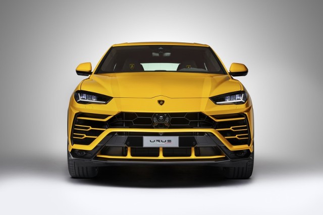 Lamborghini Urus Nowość napędza czterolitrowa, podwójnie doładowana V-ósemka generująca 650 KM mocy i 850 Nm maksymalnego momentu obrotowego. Jednostka współpracuje z 8-stopniową, automatyczną skrzynią biegów - moc trafia na obie osie (40 proc. na przód i 60 proc. na tył). Inteligentny system może przerzucić 70 proc. momentu na przód lub nawet 87 proc. na tyłFot. Lamborghini