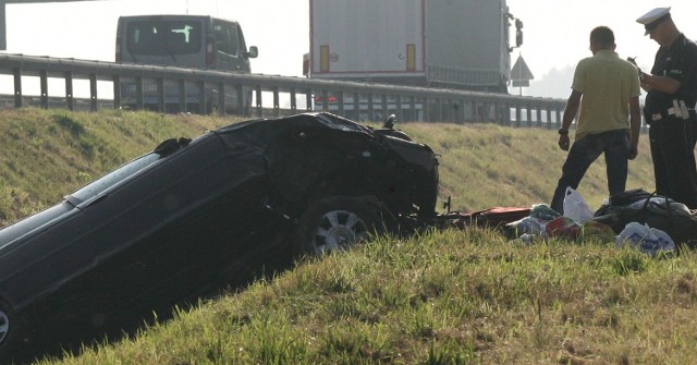 26-letni kierowca najpierw nie zapanował nad samochodem i wjechał w ogrodzenie posesji, a potem jego auto dachowało.