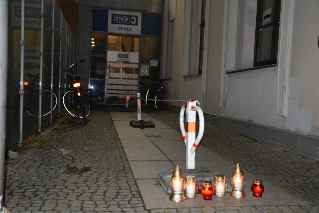 Zapalone znicze i protestujący przed TVP w Opolu.