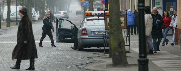 Widok samochodu straży miejskiej na deptaku odstrasza kierowców. Mandat za przejazd czy zaparkowanie w tym miejscu może wynieść nawet 500 złotych.