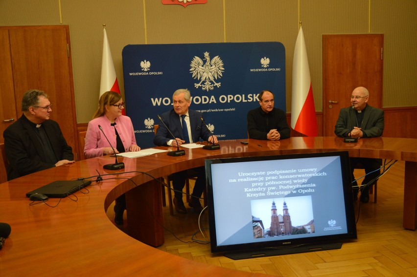 W Opolskim Urzędzie Wojewódzkim podpisano umowy na remont wieży północnej opolskiej katedry. Pełna renowacja coraz bliżej