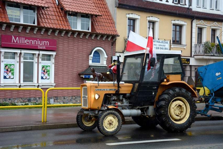 Protest rolników w Chojnicach. Pokazali swoją siłę na ulicy i odwiedzili posła Mrówczyńskiego. Wręczyli mu buraki i kapustę