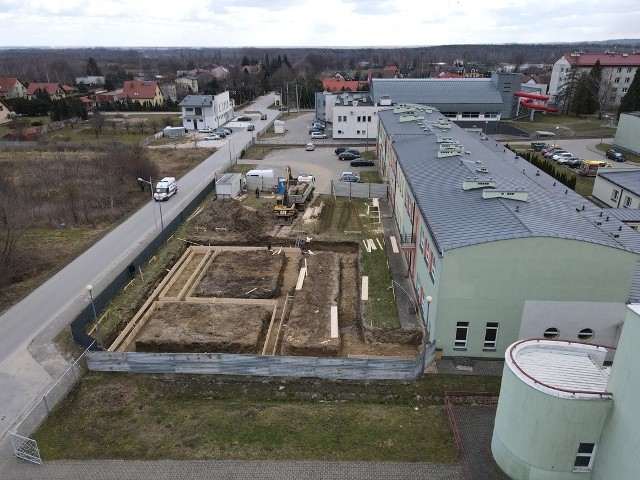 Na terenie Centrum Kształcenia Zawodowego przy Zespole Szkół numer 2 w Przysusze trwają prace budowlane przy wznoszeniu budynku do nauki nowoczesnych technologii.