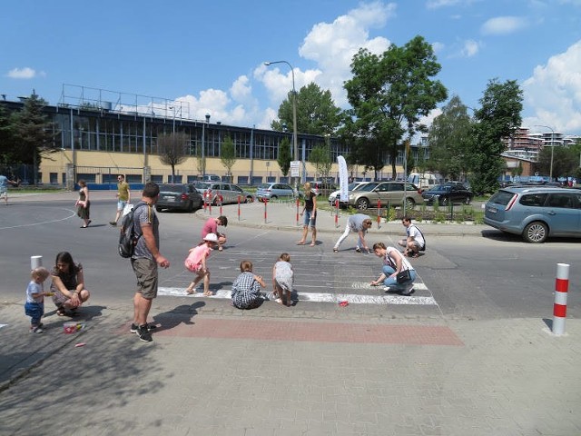 Happening przy Fabrycznej dwa lata temu. Rondo i przejścia dla pieszych wyrysowane kredą