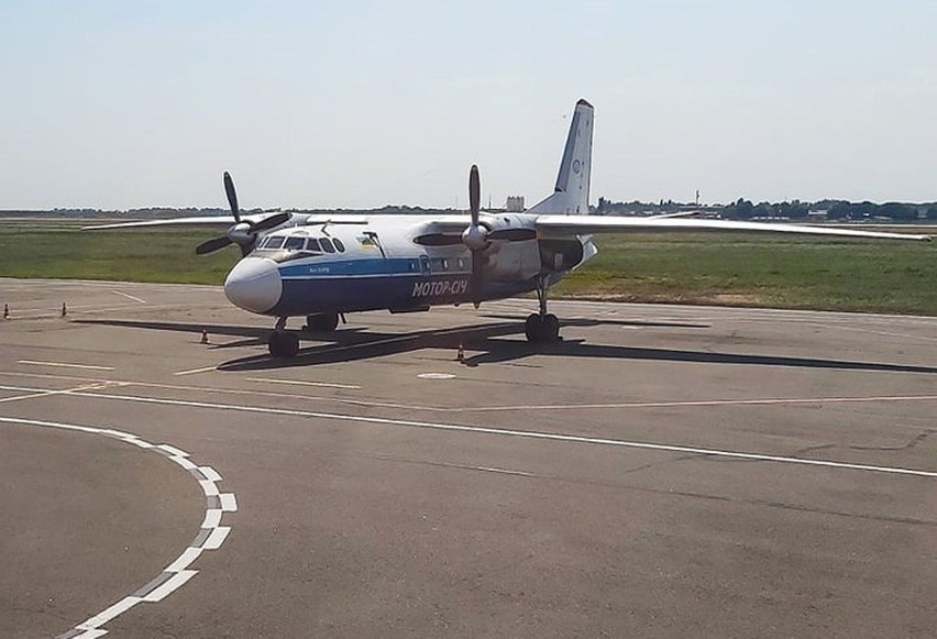 AN-24 na lotnisku w Odessie. Taki sam Antonow stoi na...