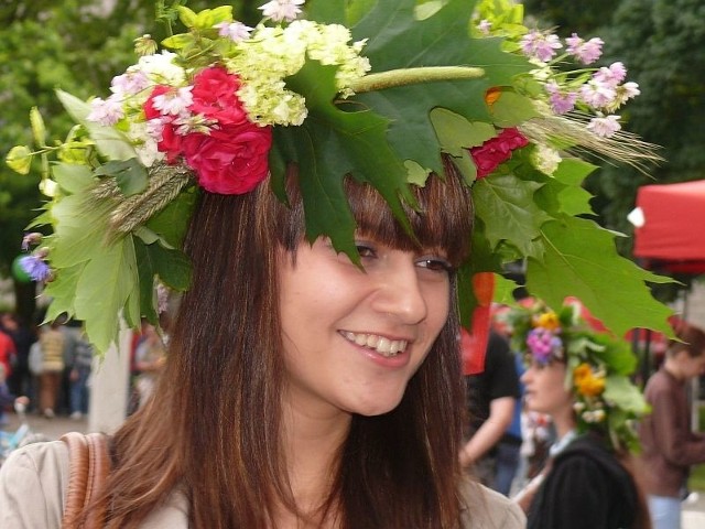 Joasia w świętojańskim wianku na imprezie w Stalowej Woli.