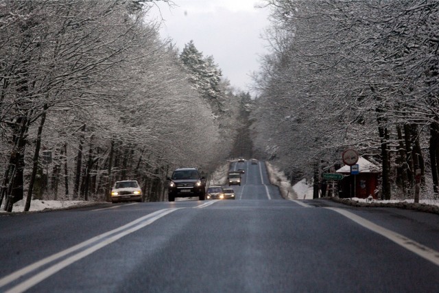 Instytut Meteorologii i Gospodarki Wodnej w Poznaniu wydał w niedzielę ostrzeżenie o możliwym oblodzeniu dróg. Mokra nawierzchnia w wyniku ujemnych temperatur może spowodować powstawanie lodu.