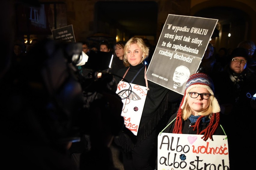 Czarny protest w Toruniu. Manifestacja przeciw zaostrzaniu prawa antyaborcyjnego