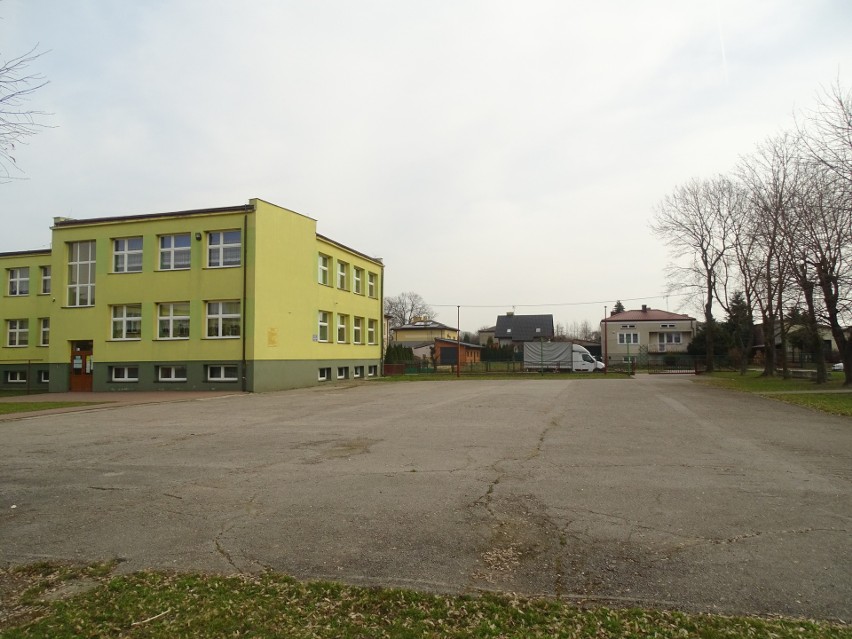 Betonowe boisko przy szkole podstawowej w Zwoleniu...
