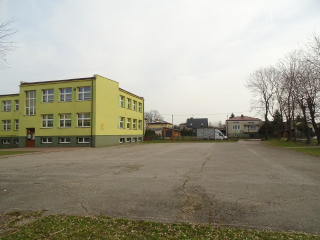 Betonowe boisko przy szkole podstawowej w Zwoleniu zastąpione zostanie przez nowoczesny kompleks sportowy.