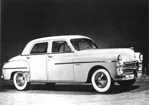 Fot. DaimlerChrysler: Na przełomie lat 40. i 50. Chrysler wciąż budował wysokie, niemodne samochody, jakby nie zauważył, że kierowcy wyzbyli się kapeluszy. Dodge nie był wyjątkiem.