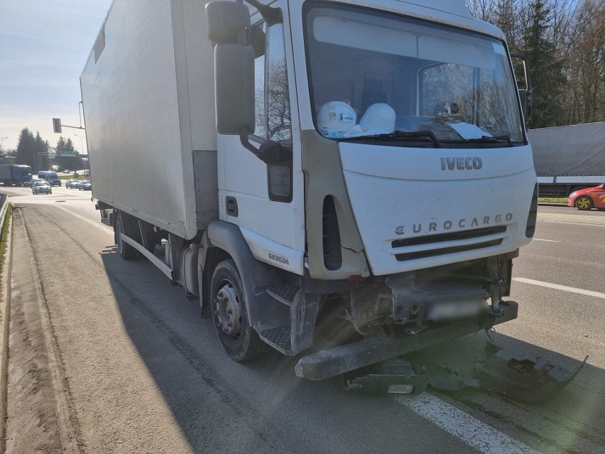 Wypadek w Przemyślu. Ciężarowe iveco uderzyło w volkswagena passata [ZDJĘCIA]