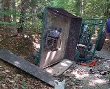 Groźny wypadek w Żywcu. W lesie przewrócił się ciągnik-samoróbka. Dwie osoby zostały poszkodowane. Jedna została przygnieciona pojazdem