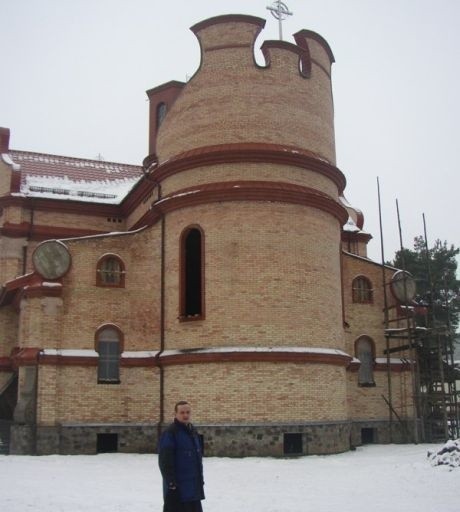 Ksiądz Zygmunt Bronicki planuje oddanie kościoła w stanie surowym w 2006 roku