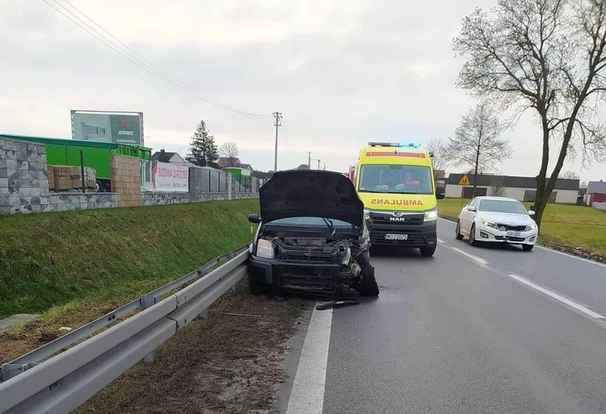Wypadek w Zamościu gm. Troszyn. 18.12.2021 doszło do zderzenia dwóch aut osobowych. Zdjęcia