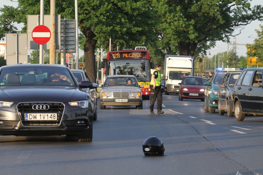 Groźny wypadek motocyklisty pod Koroną. Krzywoustego był zablokowana