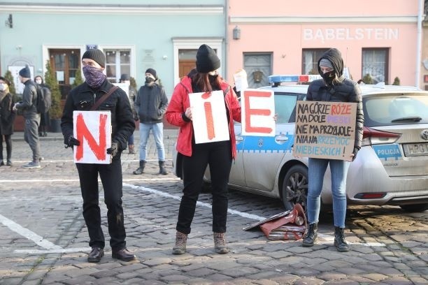 Pikieta solidarnościowa pod komisariatem policji w Krakowie. "Nie będziecie szli sami na przesłuchanie" [ZDJĘCIA]