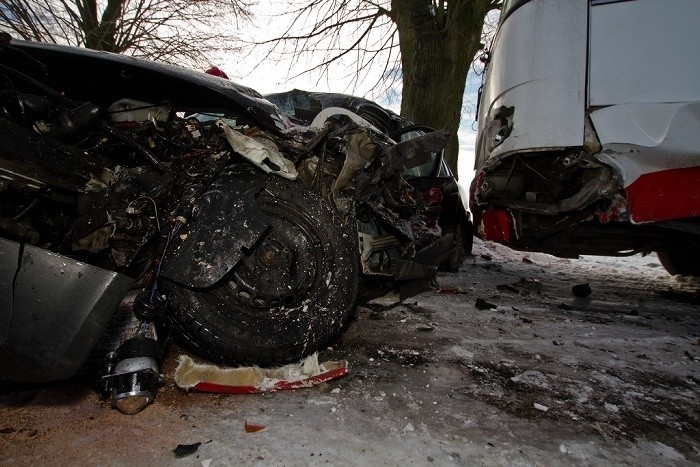 Wypadek. Na oblodzonej jezdni autobus uderzył w volkswagena