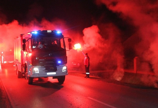 Na terenie powiatu stalowowolskiego działa 35 jednostek Ochotniczej Straży Pożarnej. Druhowie wspierają w akcjach gaśniczych i ratowniczych strażaków Państwowej Straży Pożarnej, ale nie tylko - aktywnie angażują się też w liczne akcje charytatywne, współorganizują imprezy plenerowe, biorą udział w pokazach i szkoleniach, a w okresie pandemii koronawirusa między innymi pomagają w dystrybucji środków ochrony osobistej.Które jednostki odnotowały najwięcej wyjazdów alarmowych? Którzy druhowie mieli w tamtym roku najwięcej pracy? Sprawdź na kolejnych slajdach.PRZESUWAJ GESTEM LUB STRZAŁKA NA KLAWIATURZE >>>