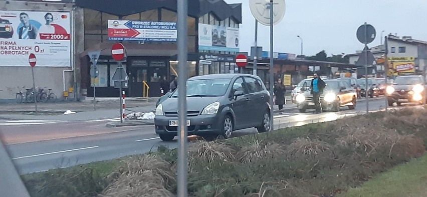 Wypadek na ulicy Okulickiego w Stalowej Woli. Ranny pieszy trafił do szpitala