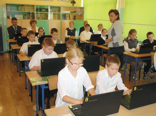 Teraz w zambrowskiej "trójce" uczniowie korzystają z laptopów, a nauczycielom prowadzenie lekcji ułatwiają interaktywne tablice i projektory