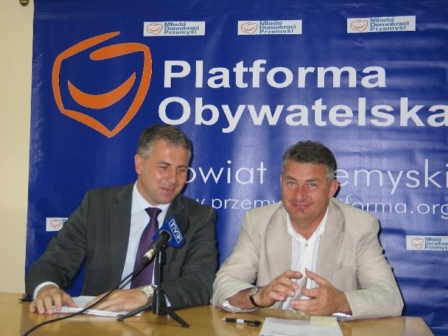 Przemyscy posłowie PO Marek Rząsa (nz. z prawej) i Piotr Tomański: studenci powinni mieć wyższe ulgi