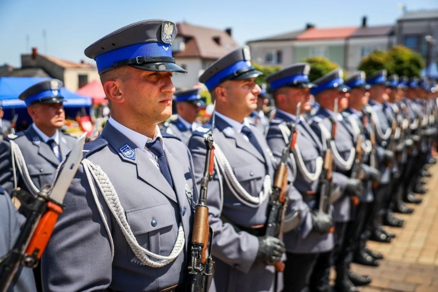 Wojewódzkie Święto Policji tym razem w Chęcinach. Medale, awanse i festyn. Zobaczcie zdjęcia