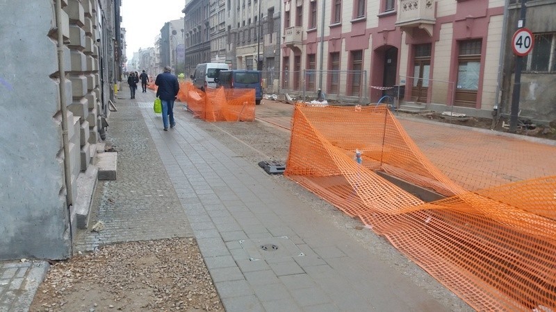 Chodnik po południowej stronie ulicy. Po stronie północnej...