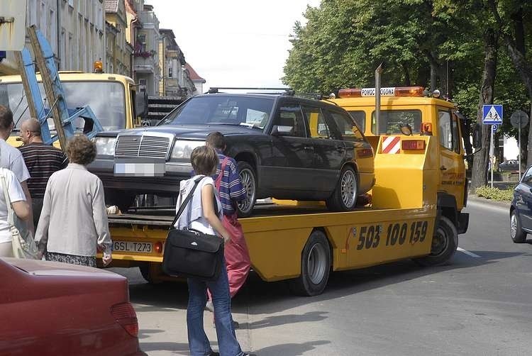 Mercedes na cztery godziny zablokowal ruch w Slupsku. (Fot....