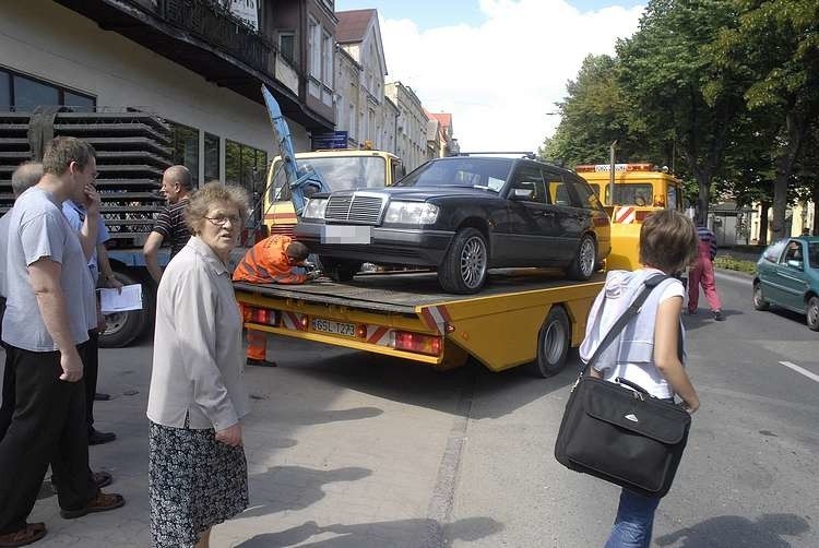 Mercedes na cztery godziny zablokowal ruch w Slupsku. (Fot....