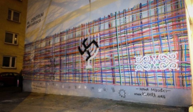 Oszpecenie swastyką białostockiego muralu "Utkany wielokulturowością" skomentował na swoim fanpejdżu Ośrodek Monitorowania Zachowań Rasistowskich i Ksenofobicznych