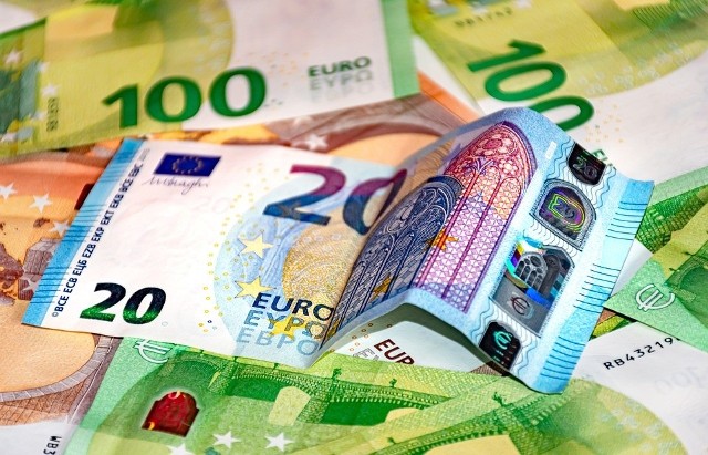 Nazwa waluty EURO zapisana zarówno alfabetem łacińskim (EURO) jak i greckim (EYPΩ). Ta dwujęzyczna forma znajduje się na przedniej stronie banknotów.