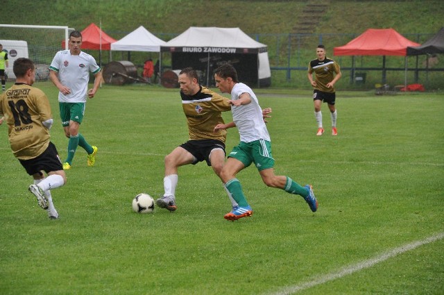 Granat pokonał u siebie Radomiaka Radom 3:0. Przy piłce, z lewej jeden z nowych graczy skarżyszczan Przemysław Kupczyk.