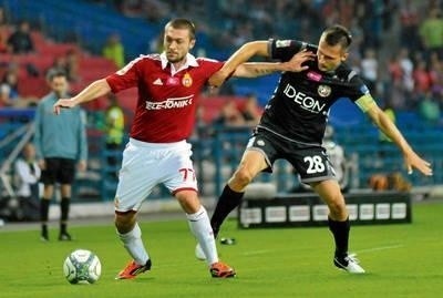 W rundzie jesiennej, w krakowskim meczu obu drużyn, Ivica Iliev (z lewej) zdobył gola, ale Wisła przegrała 1:3 FOT. WOJCIECH MATUSIK