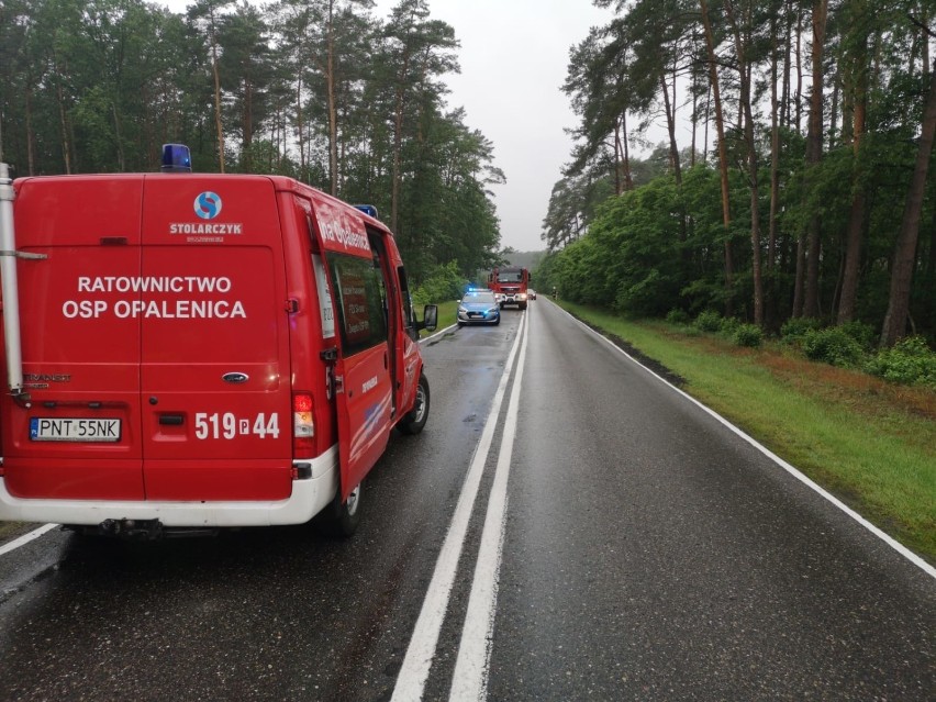 W niedzielę pod Opalenicą dachowało auto marki Peugeot....