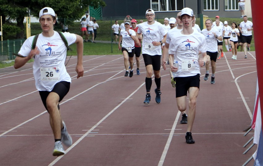 Na 70. urodziny Bronisława Malinowskiego pobiegli z Torunia i Bydgoszczy  na metę w Grudziądzu. Zdjęcia z mety