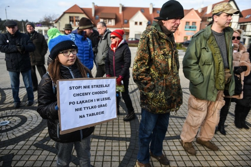 Protest w Puszczykowie przeciw odstrzałowi dzików w WPN