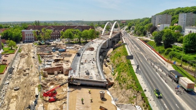 Na 40-metrowym odcinku Traktu św. Wojciecha w pobliżu stacji paliw nastąpi zawężenie drogi. W obu kierunkach kierowcy będą mogli poruszać się po jednym pasie jezdni. Taka organizacja ruchu potrwa do 26 lipca.