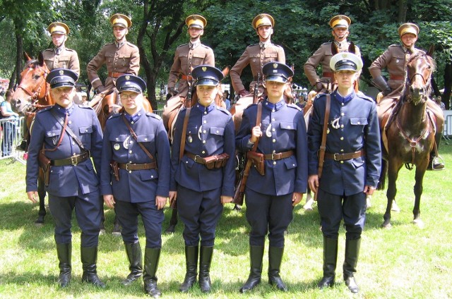 Rekonstruktorzy policyjni prezentowali swoje umiejętności na stuleciu dzielnicy Mokotów w Warszawie.